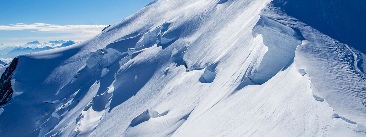 Schnee und Eis im hochalpinen Gelände des Mont Blanc