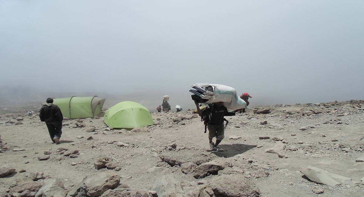 Ascension du Kilimandjaro : porteurs